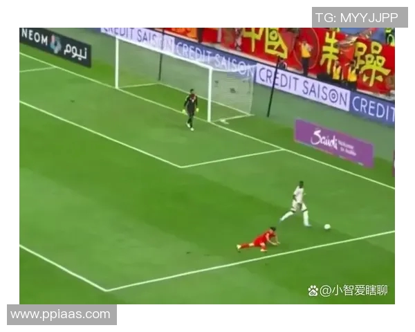 当红足球球星比赛中意外被踢受伤引发球迷热议球队前景再受关注